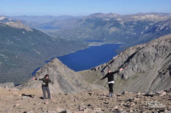 Início da descida do Cerro Falkner, no Parque Lanin, na região de San Martín de Los Andes, na Argentina. Lá embaixo, o lago Falkner
